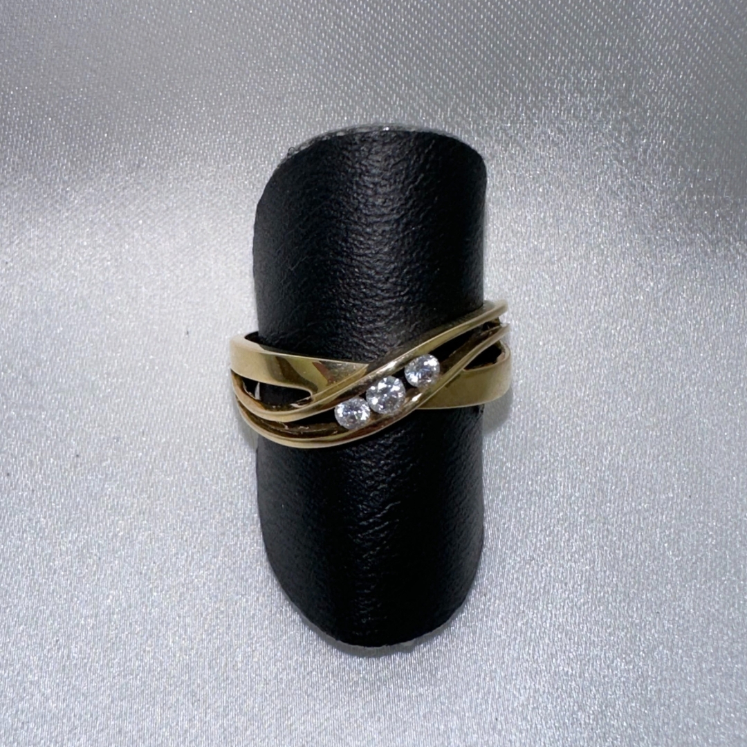 Ring i 8 kt. guld m. syntetiske zirkoner 142 889CZ3