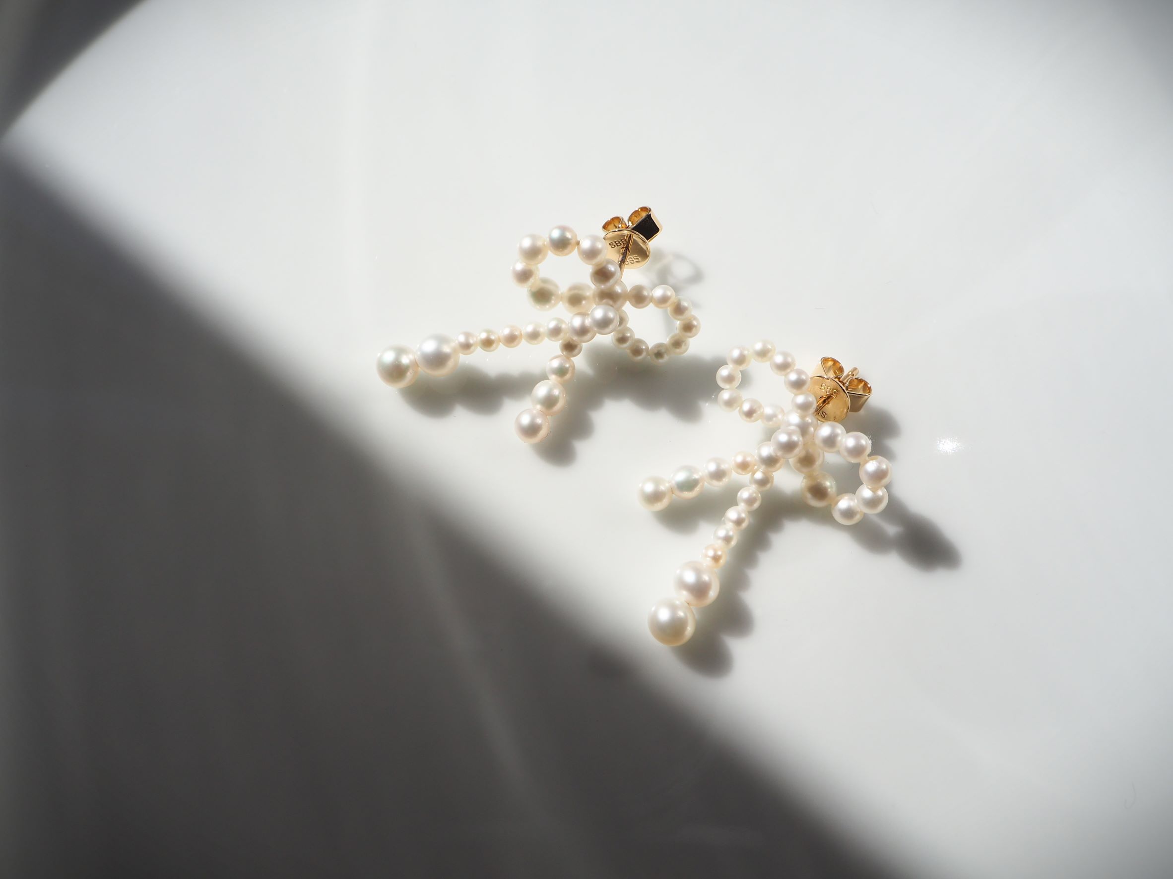 Sophie Bille Brahe Rosette de Perles Øreringe EA123_BOW_MN_FW