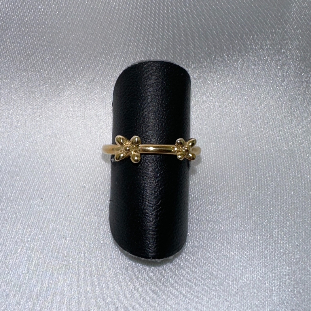 Ring i 8 kt. guld m. blomster 149528