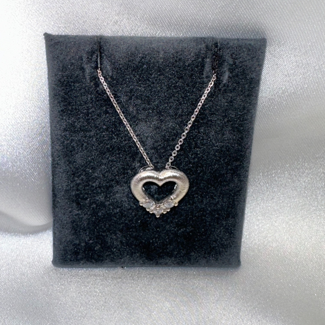 Halskæde med hjerte vedhæng i 14 kt. hvg. 3x0,08ct wpi 0633173-45