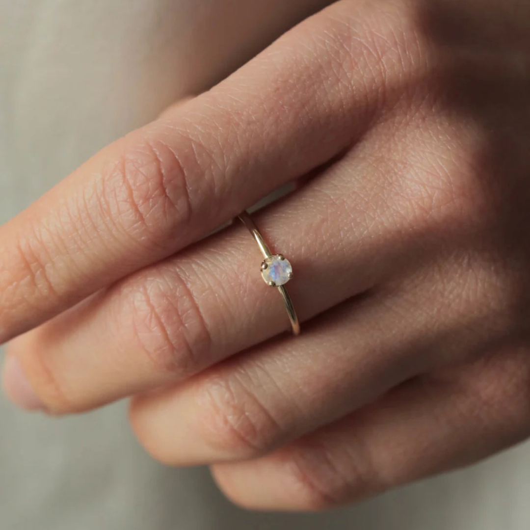 Carré 10-karat Iris Ring Med Regnbue Månesten TR 4109 RM